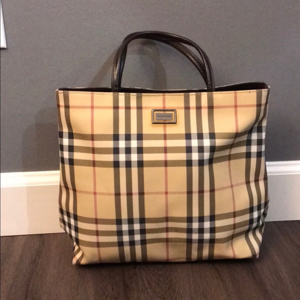 Beautiful Burberry purse in excellent condition.